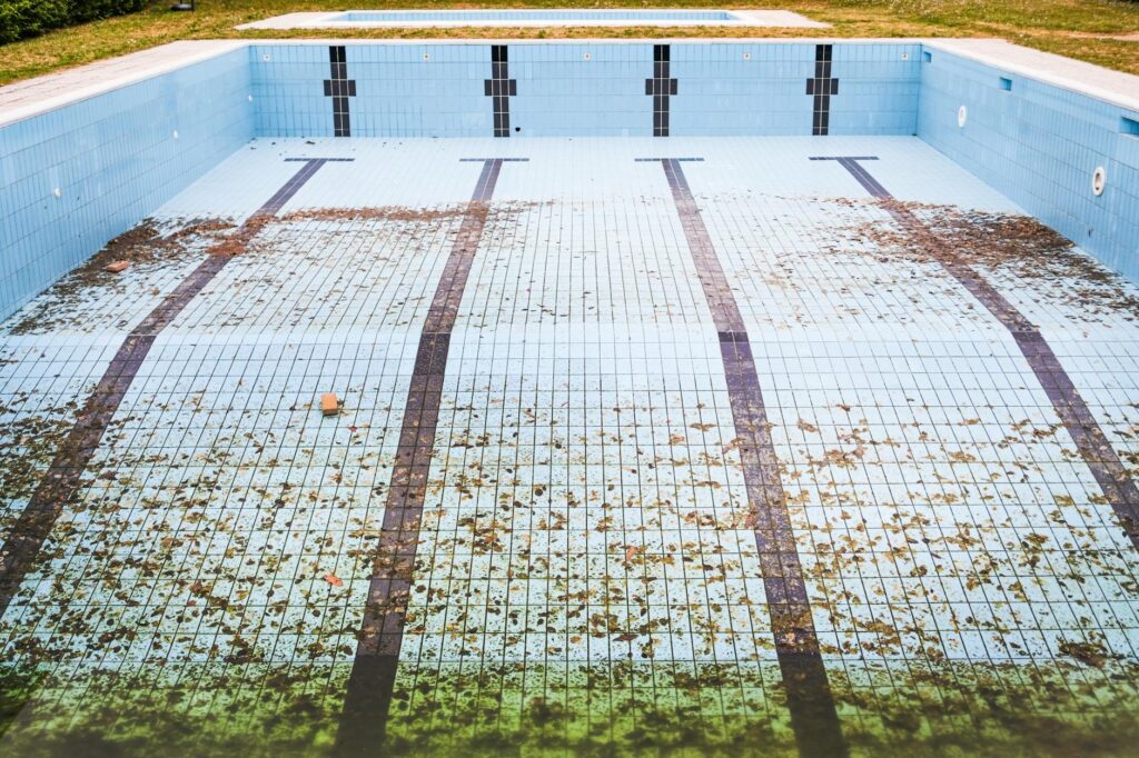 Piscina vacía lista para limpieza y mantenimiento del vaso