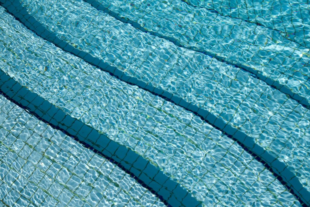 El cloro en la piscina: tipos y cómo usarlo