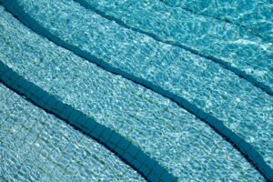 El cloro en la piscina: tipos y cómo usarlo